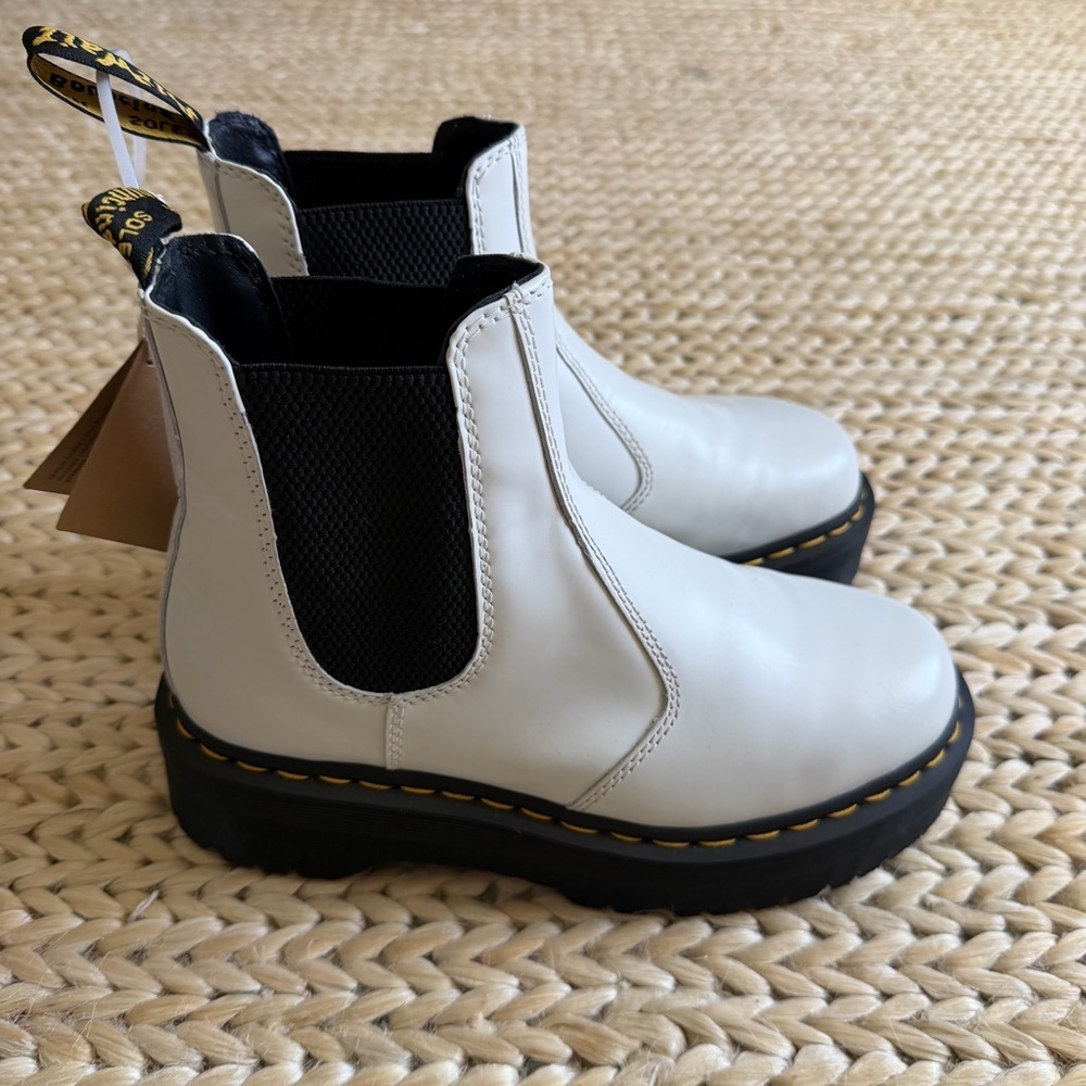 Dr. Martens 2976 Quad Chelsea Boots White Smooth Leather Pull On Women’s Size 8